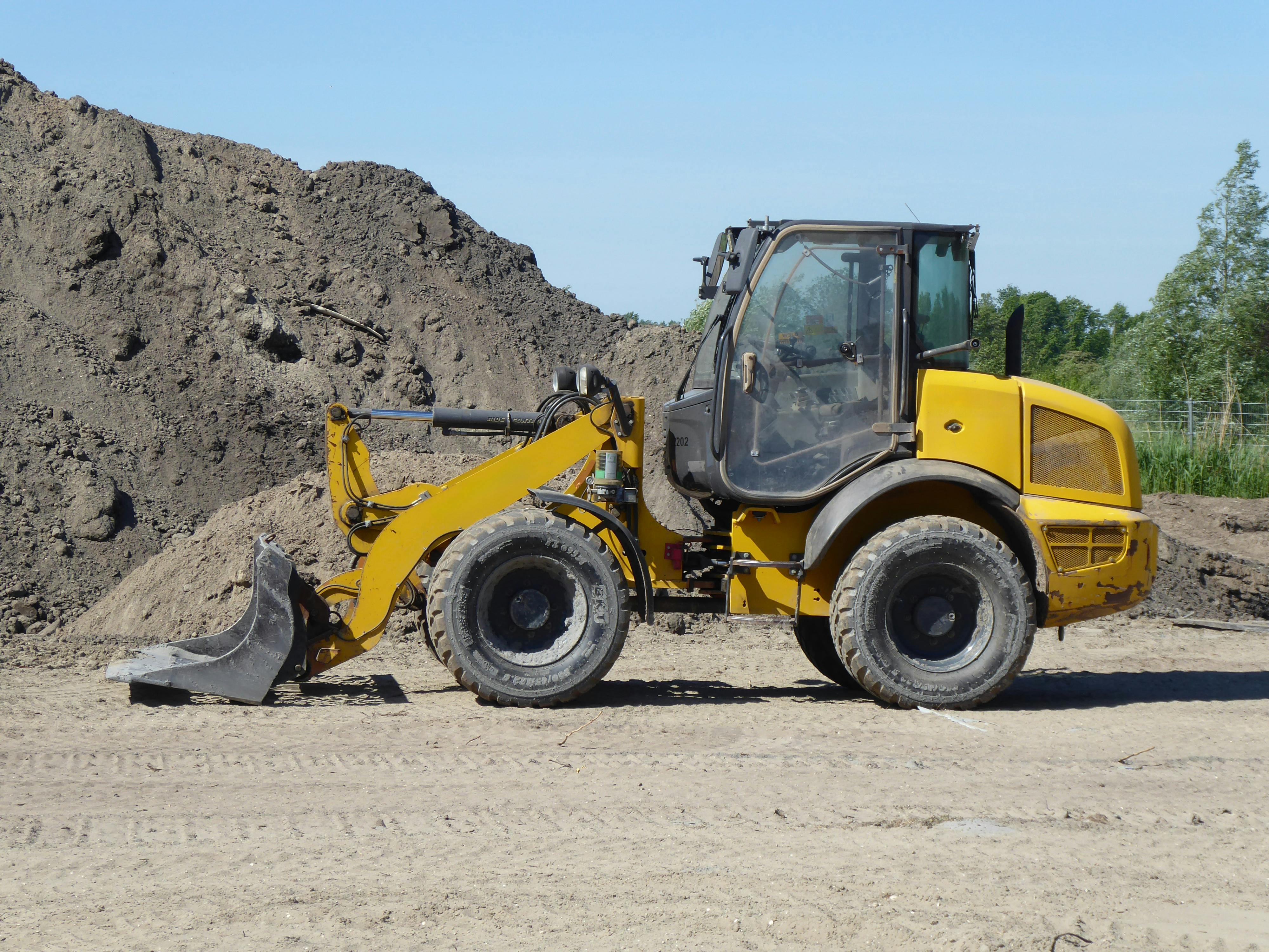 Wheel loader at bulk material stockpile