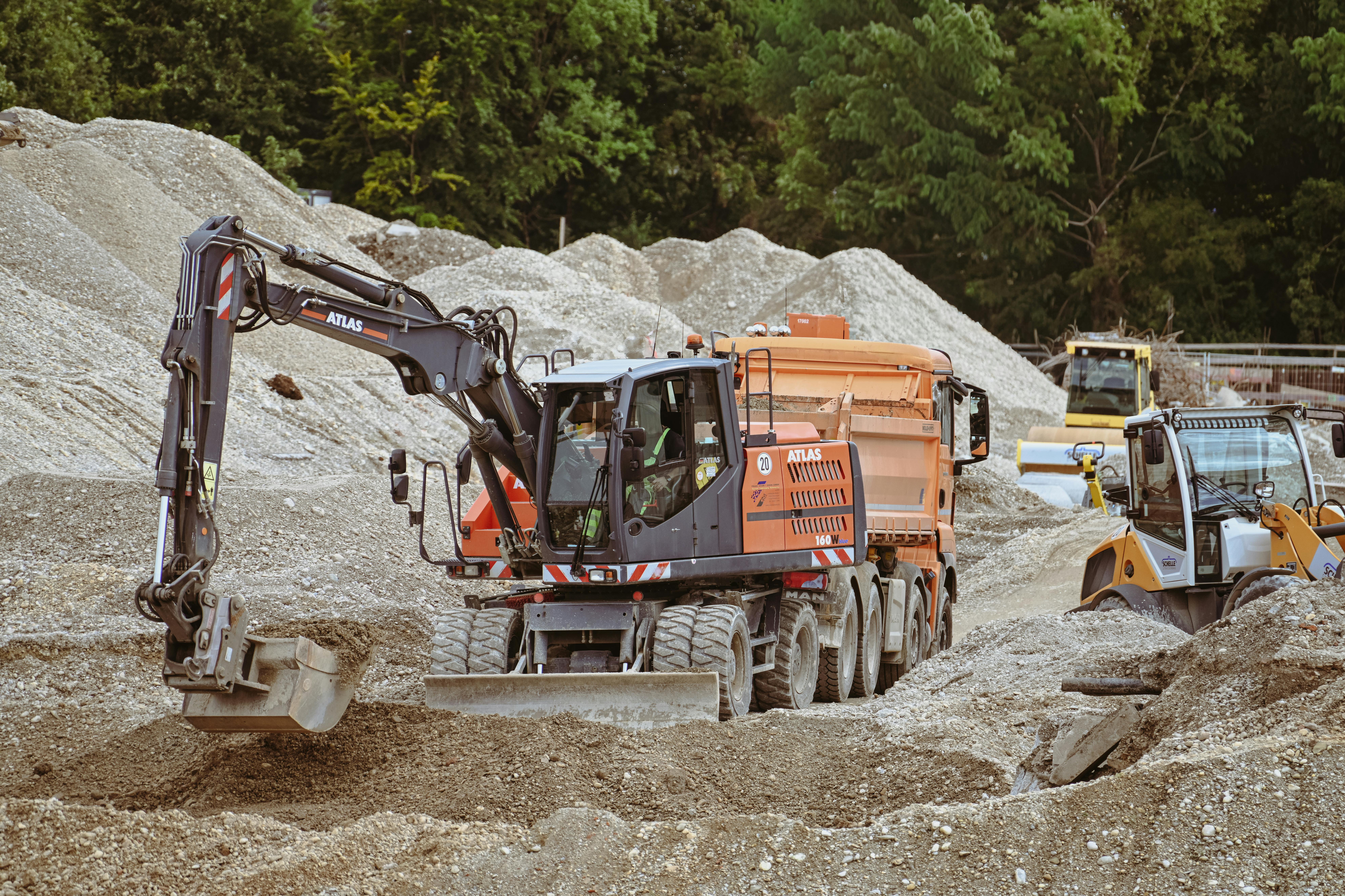 Large-scale aggregate processing and stockpiles